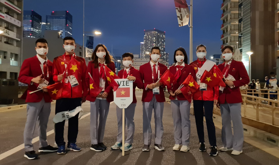 Hai vận động viên cầm cờ quốc kỳ Việt Nam là Nguyễn Huy Hoàng (Bơi) và Quách Thị Lan (Điền kinh). Cả hai đều lần đầu tham dự Thế vận hội.