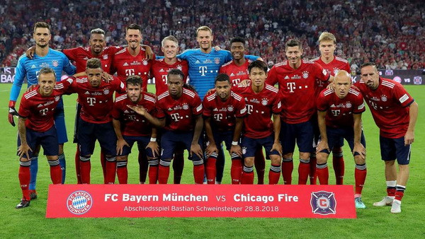 Chụp ảnh lưu niệm cùng Bayern