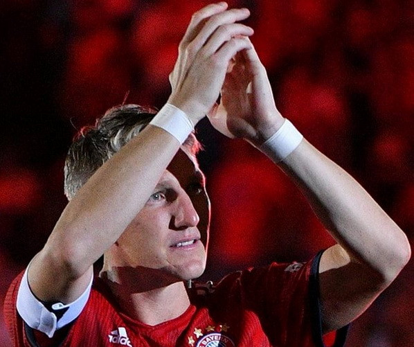 Khóe mắt Basti rưng lệ khi nói lời tri ân với câu lạc bộ và người hâm mộ