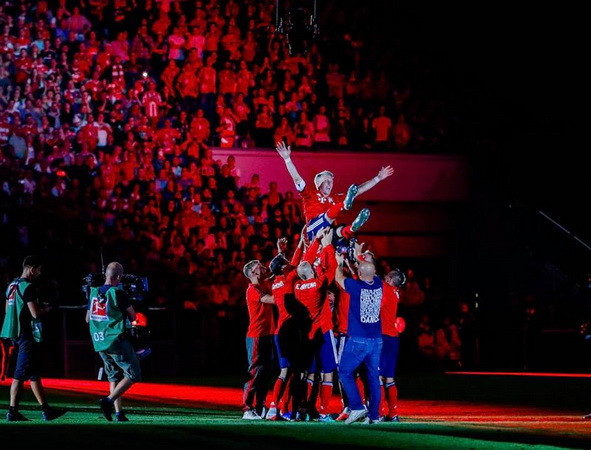 Đồng đội tung Bastian vào cuối trận đấu