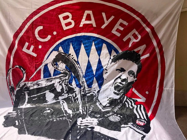 Lá cờ logo Bayern có hình Basti do các cổ động viên làm tặng 