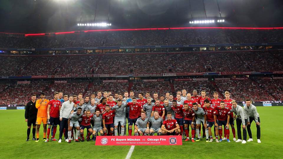 Tất cả cầu thủ và ban huấn luyện hai đội chụp ảnh trước trận đấu