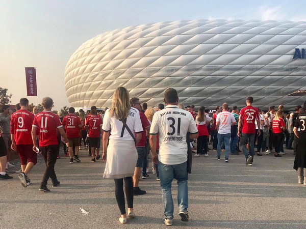 Dòng người đổ về sân vận động trước nhiều giờ đồng hồ