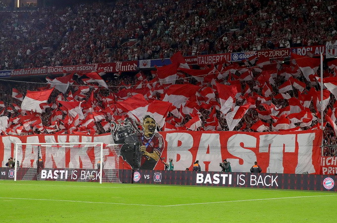 Người hâm mộ chào đón Basti nồng nhiệt