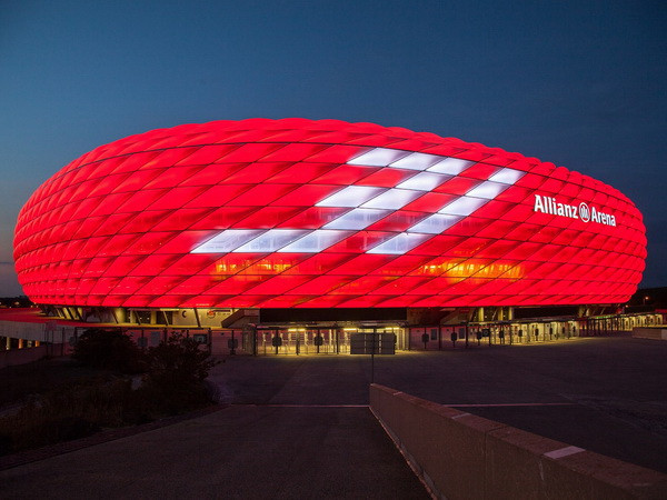 Sân vận động Allianz thắp sáng số áo của Bastian Schweinsteiger