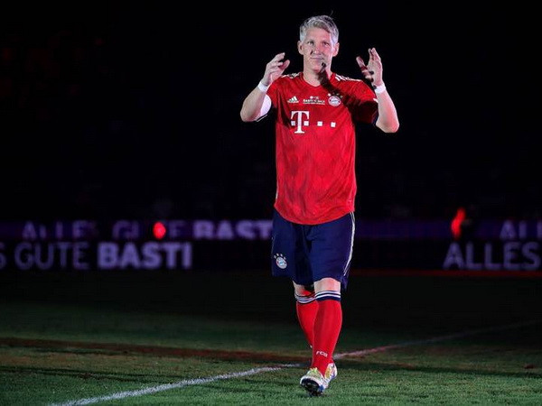 Anh chào mọi người và đi ra khỏi sân trong tiếng hô không ngớt của cổ động viên