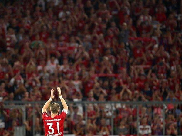 Bastian Schweinsteiger là một trong số ít các cầu thủ bóng đá trên thế giới không có anti-fan. Anh luôn được yêu mến ở bất cứ đâu và cả với các fan của các câu lạc bộ đối thủ