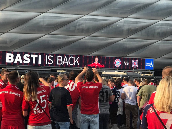 Đã có 75.000 cổ động viên có mặt để được chứng kiến anh một lần nữa trong màu áo Bayern trên sân Allianz