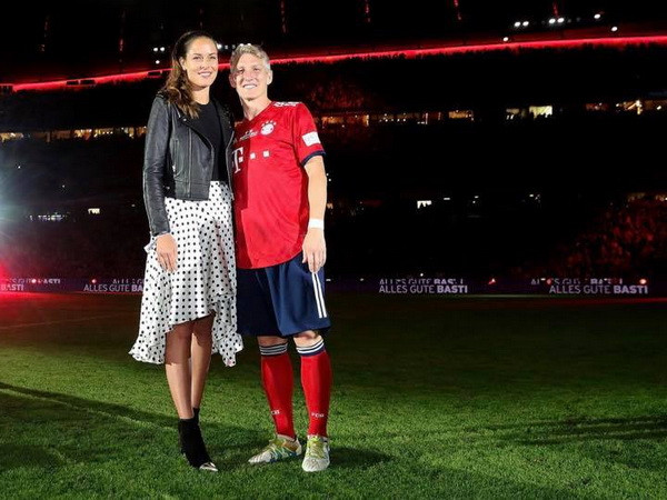 Vợ Basti, Ana Ivanovic - tay vợt nữ cựu số 1 thế giới, vô địch Pháp mở rộng cũng có mặt để chia vui cùng chồng cho dù mới sinh con 