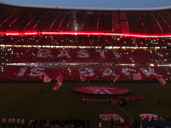 Người hâm mộ xếp chữ Basti is back chào đón Bastian Schweinsteiger 