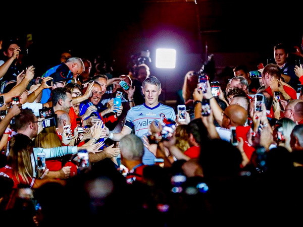 Basti bước vào sân trong sự chào đón của các đồng đội và người hâm mộ