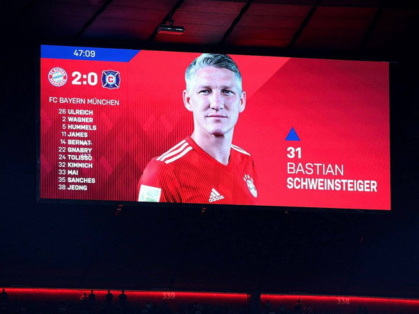 Bảng điện tử hiện tên Bastian Schweinsteiger khi anh vào sân trong màu áo Bayern