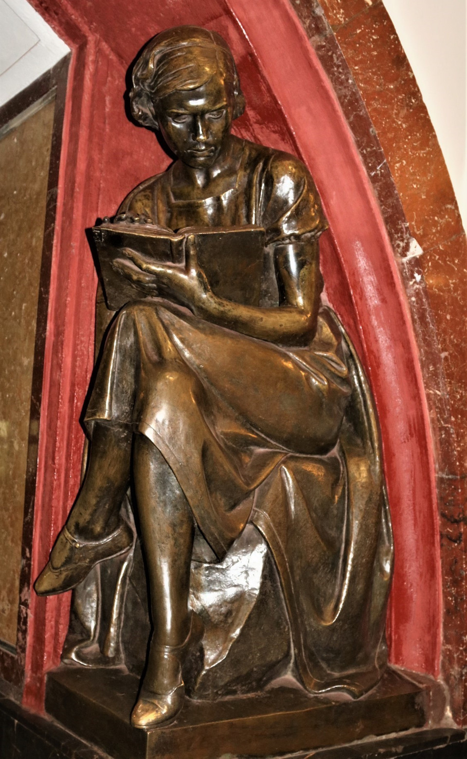 Tượng cô sinh viên đọc sách với chiếc giày bị xoa mòn để không thành "bà cô già". (Ảnh: Duy Trinh/TTXVN)