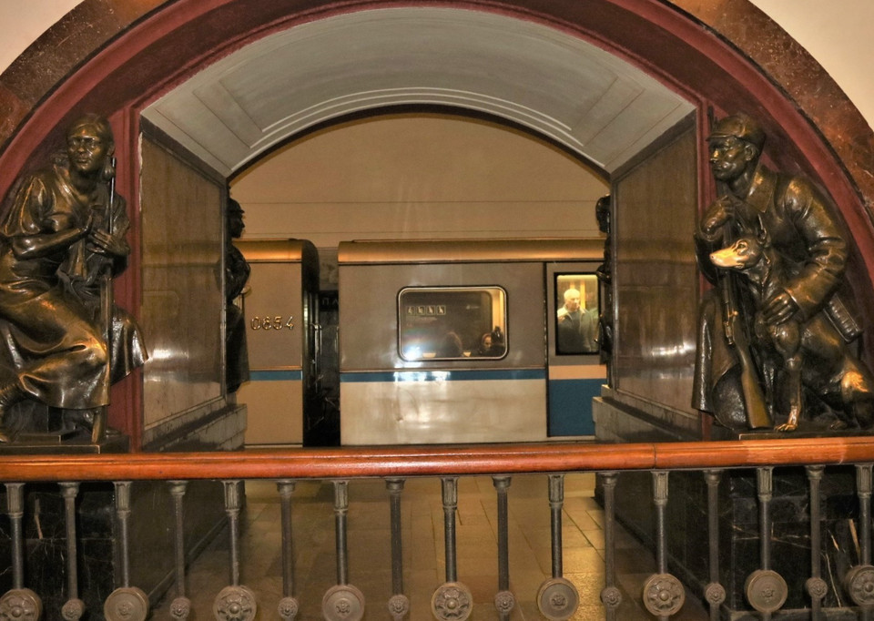 Tác phẩm điêu khắc nổi nhất tại nhà ga và có thể là trên toàn hệ thống metro Moskva là bức tượng người lính biên phòng dắt chó với cái mõm chó bị xoa mòn. (Ảnh: Duy Trinh/TTXVN)