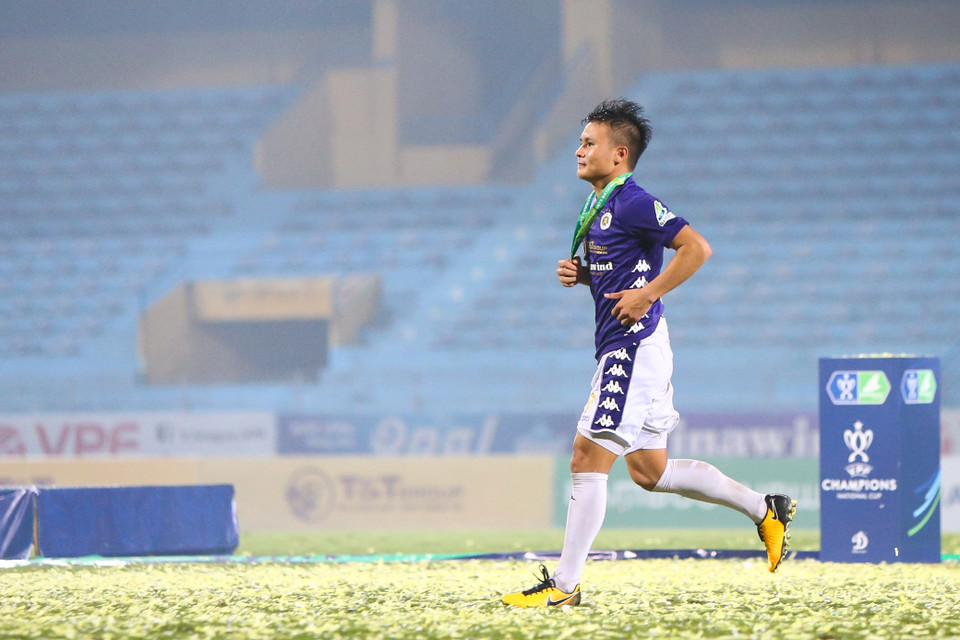 Trái ngược với Viettel, Hà Nội FC vỡ òa ăn mừng chức vô địch. Đội bóng này có năm thứ hai liên tiếp lên đỉnh ở sân chơi cúp Quốc gia. (Ảnh: Hiển Nguyễn/Vietnam+)