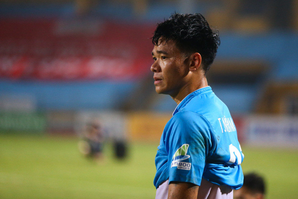 Thủ môn Nguyên Mạnh buồn bã. Đây là một trong những cầu thủ chơi hay nhất trận, cản phá hàng loạt cú sút của đối thủ. (Ảnh: Hiển Nguyễn/Vietnam+)