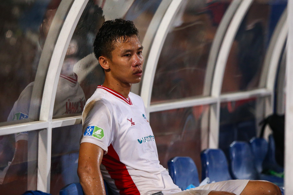 Trong cabin huấn luyện, Quế Ngọc Hải thẫn thờ. Cầu thủ này có một phần lỗi trong bàn thua quyết định khi không áp sát nhanh, để Quang Hải có khoảng trống dứt điểm. (Ảnh: Hiển Nguyễn/Vietnam+)