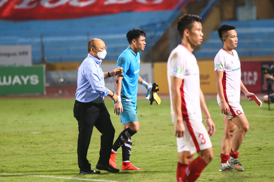 Có mặt tại sân Hàng Đẫy, huấn luyện viên Park Hang-seo xuống sân động viên các cầu thủ Viettel sau trận chung kết. (Ảnh: Hiển Nguyễn/Vietnam+)