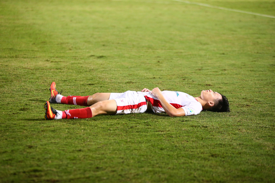 Kết thúc tiếng còi khai cuộc, cầu thủ đội bóng này không giấu nỗi buồn của về nhì, thua đáng tiếc ở chung kết. (Ảnh: Hiển Nguyễn/Vietnam+)