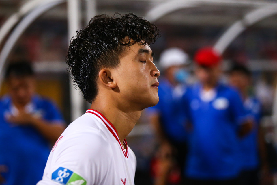 Tiền đạo trẻ Danh Trung âu sầu. Cầu thủ này và đồng đội đã ở rất gần chức vô địch sau khi dẫn trước Hà Nội FC ở phút 75, nhưng rồi họ vẫn tuột mất cúp vô địch. (Ảnh: Hiển Nguyễn/Vietnam+)