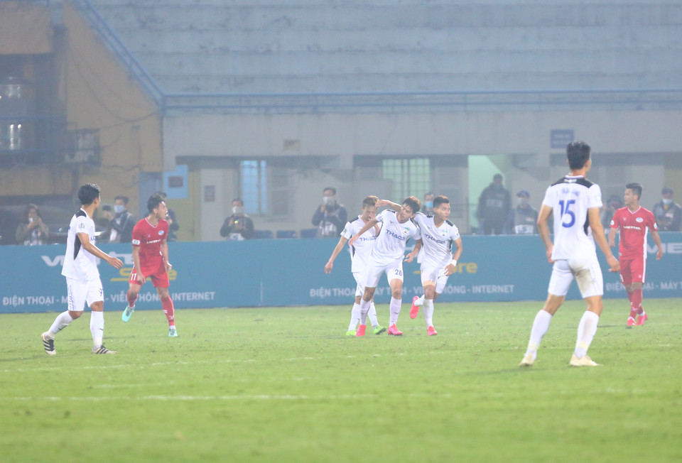 Nhưng khi trận đấu chưa kết thúc, chính Viettel lại để đối phương san bằng tỷ số 3-3 vì hàng phòng ngự dâng cao ở phút 90 +1. Văn Anh ghi bàn thắng quan trọng giúp đội khách giữ lại 1 điểm. (Ảnh: Nguyên An/Vietnam+)