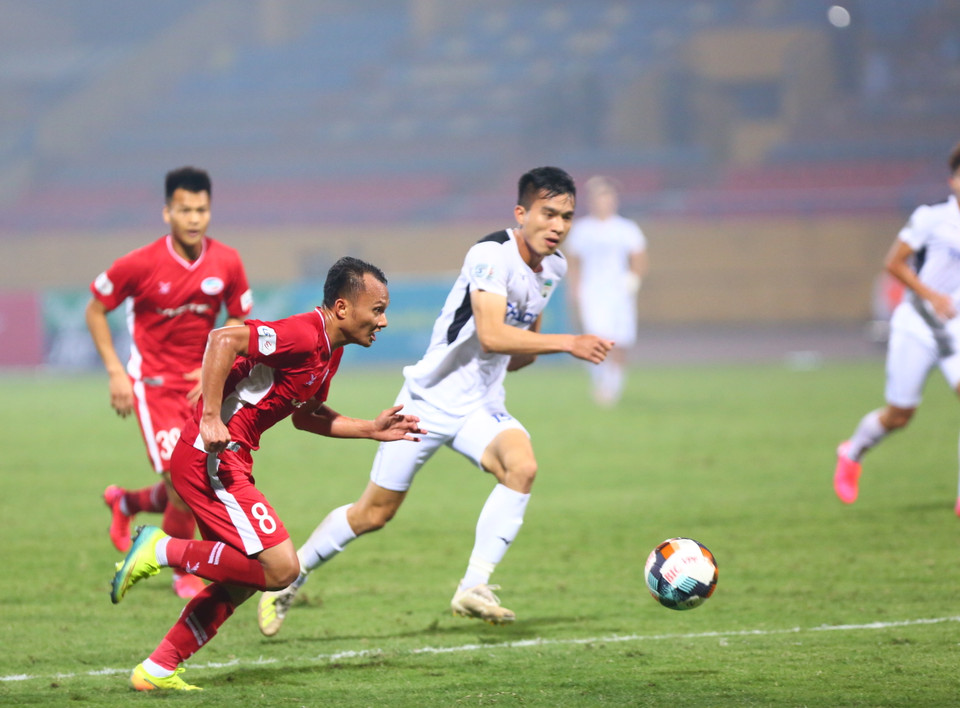 Sau hai bàn thua, Viettel đẩy nhanh tốc độ hơn ở hiệp hai với những đường tấn công biên nhằm tìm kiếm bàn thắng gỡ hoà. (Ảnh: Nguyên An/Vietnam+)