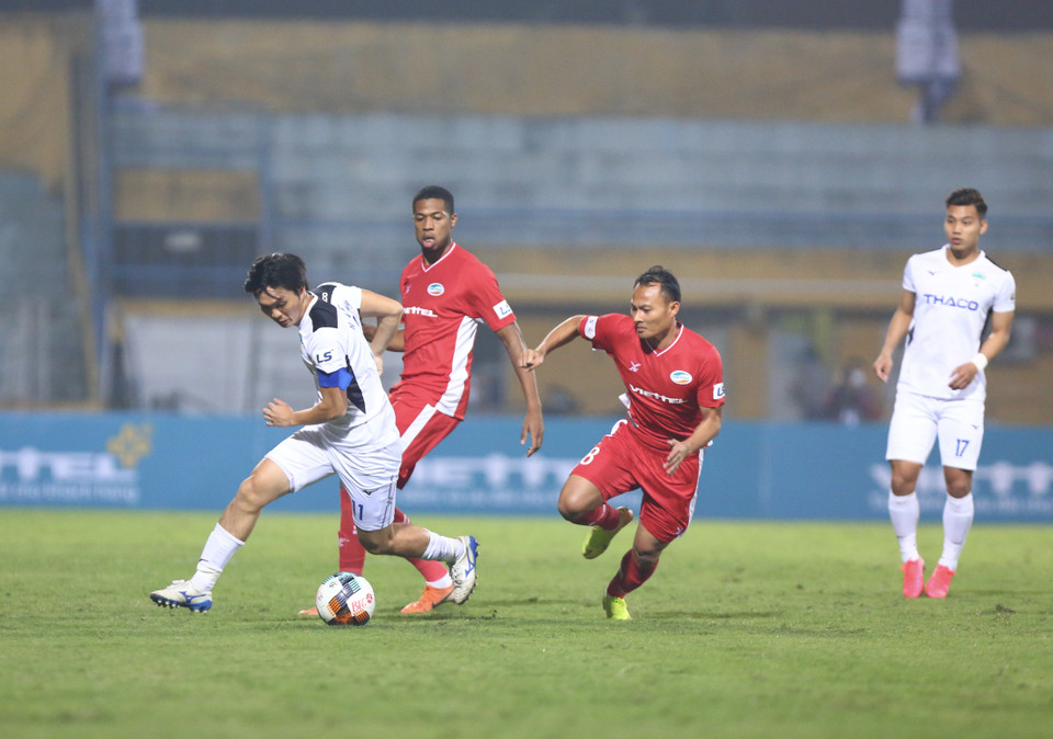 Viettel chủ động lên bóng tấn công trong khi Hoàng Anh Gia Lai tự tin với thế trận lùi sâu và phản công nhanh nhờ tốc độ của Văn Toàn. (Ảnh: Nguyên An/Vietnam+)