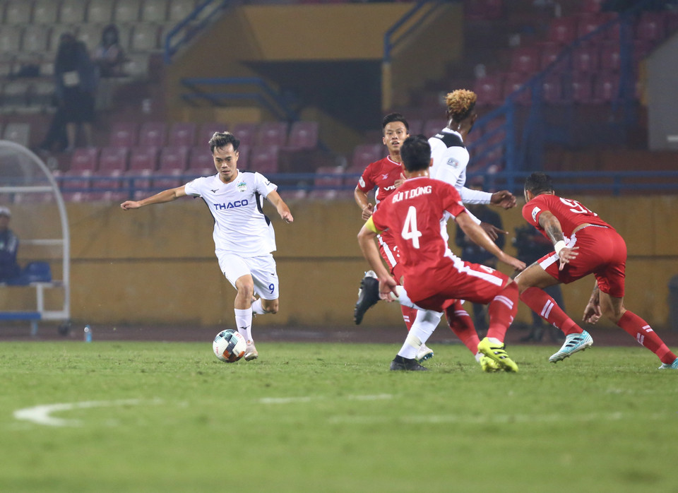 Trong hiệp một, lối chơi của đội bóng "phố núi" cho thấy sự hiệu quả hơn khi Văn Toàn làm tốt nhiệm vụ khuấy đảo và phối hợp với tiền đạo ngoại binh Chevaughn Walsh. (Ảnh: Nguyên An/Vietnam+)