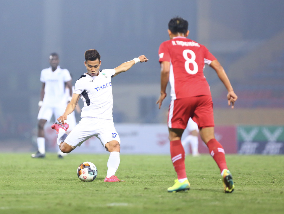 Bàn thắng giúp đội khách chơi hưng phấn hơn ở những phút cuối hiệp một. Các chân sút như Văn Thanh, Văn Toàn đều tự tin dứt điểm. (Ảnh: Nguyên An/Vietnam+)
