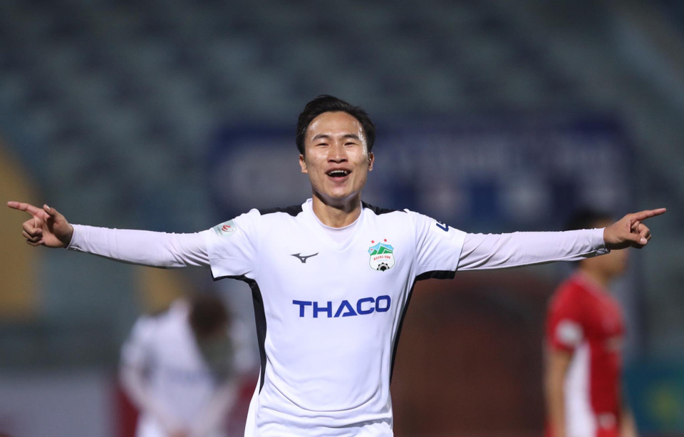 Phút 45, Hoàng Anh Gia Lai có được bàn thắng thứ hai trước khi hiệp một khép lại. Triệu Việt Hưng băng cắt đứt điểm hay nâng tỷ số 2-0. (Ảnh: Nguyên An/Vietnam+) 