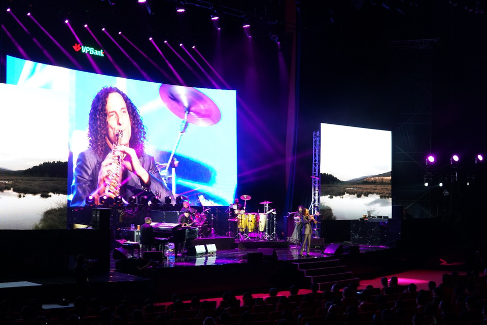 Những bản nhạc quen thuộc làm nên tên tuổi Kenny G lần lượt được cất lên... (Ảnh: BTC)