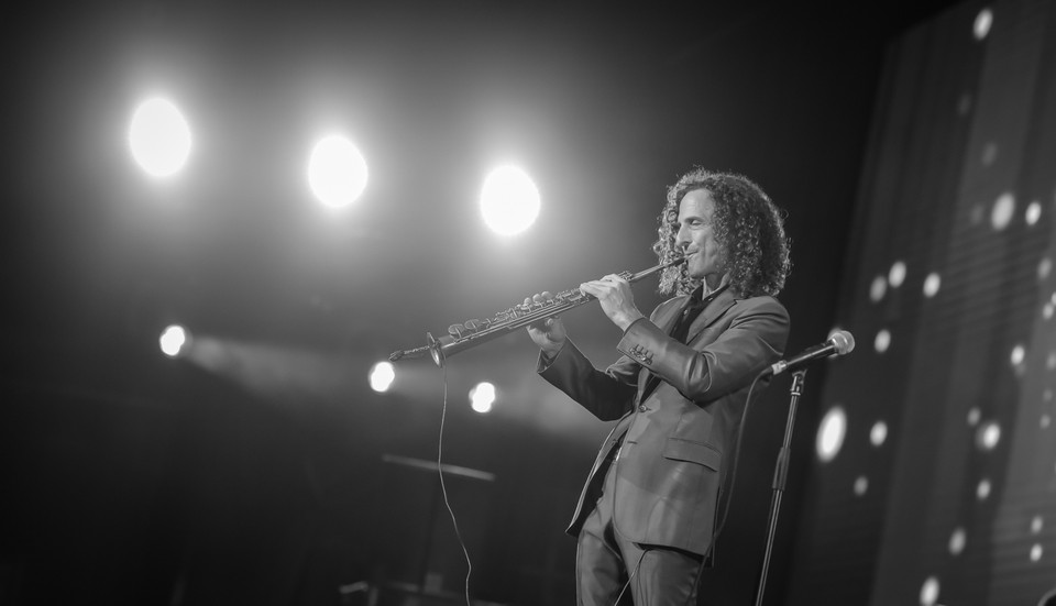 Kenny G sang Việt Nam cùng ban nhạc của mình, diễn live trên sân khấu. (Ảnh: BTC)