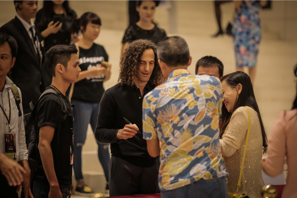 Kết thúc đêm nhạc, Kenny G còn dành cho khán giả món quà ý nghĩa khi ra sảnh kí tặng đĩa cho họ. (Ảnh: BTC)