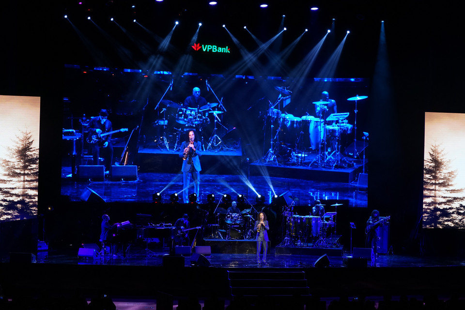 Và đúng như lời hứa, Kenny G đã biểu diễn một phần về kỷ lục của ông khi thổi bằng một nốt khá lâu. (Ảnh: BTC)