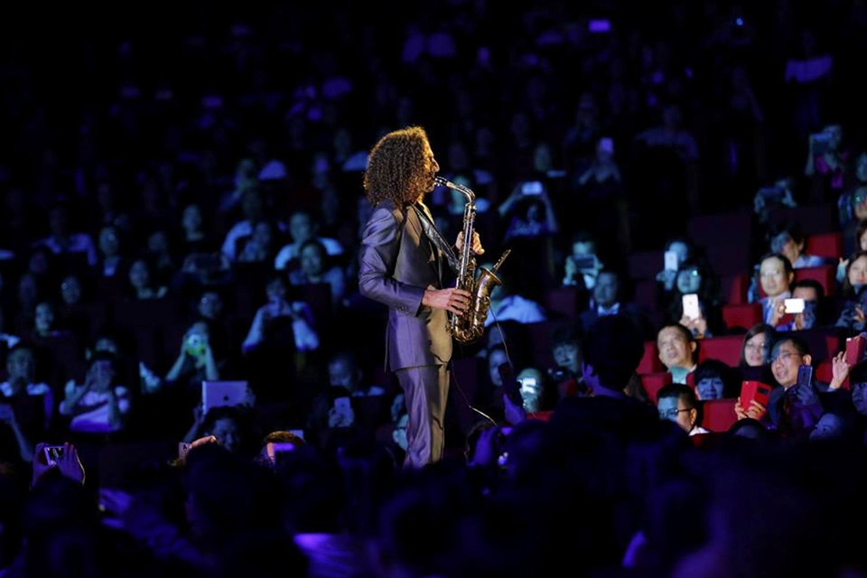 Huyền thoại saxophone Kenny G xuất hiện từ phía dưới sân khấu, với tiếng kèn trứ danh... (Ảnh: BTC)