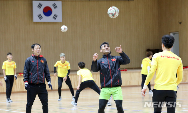 U23 Việt Nam tích cực tập luyện bài tập đánh đầu ở buổi sáng 17/12 tại trung tâm thể thao Tongyeong dù tập trong nhà thi đấu thay vì sân cỏ tự nhiên. (Ảnh: Newsis)