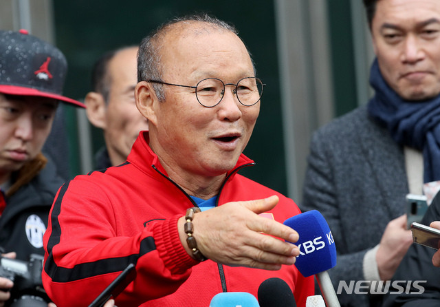 Để đáp lại tình cảm của truyền thông quê hương, huấn luyện viên Park Hang-seo vui vẻ trả lời hết các câu hỏi được đưa ra. (Ảnh: Newsis)