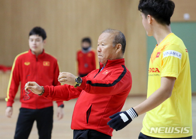 Ở SEA Games 30, bóng bổng chính là vũ khí tấn công của U22 Việt Nam khi có tới 1/3 số bàn thắng được ghi từ các pha đánh đầu. (Ảnh: Newsis)