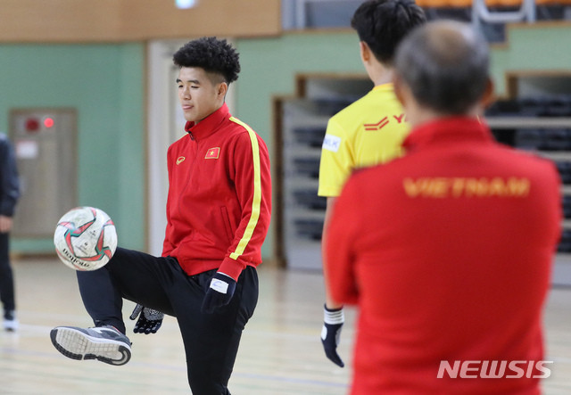 Ở buổi tập này, U23 Việt Nam được huấn luyện viên Park Hang-seo quan sát rất kỹ. (Ảnh: Newsis)