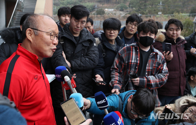 Huấn luyện viên Park Hang-seo trả lời rằng bản thân đang hạnh phúc và sẽ kết thúc sự nghiệp bóng đá tại Việt Nam khi được hỏi rằng liệu ông có quay trở về Hàn Quốc làm việc hay không. (Ảnh: Newsis)