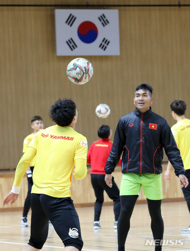 Với chiều cao tốt của U23 Việt Nam, bóng bổng nhiều khả năng tiếp tục là miếng đánh sở trường ở vòng chung kết U23 châu Á tới đây. (Ảnh: Newsis)