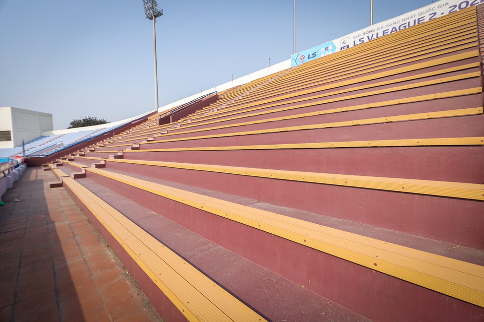 Còn lại, nhiều khu vực khán đài chưa có ghế ngồi song được trang bị tấm lót nhằm phục vụ cổ động viên. (Ảnh: PV/Vietnam+)