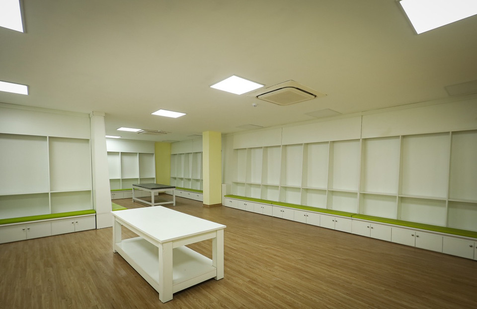 Hình ảnh phòng thay đồ khang trang tại sân Việt Trì dành cho các đội tuyển tới tham dự. (Ảnh: PV/Vietnam+)