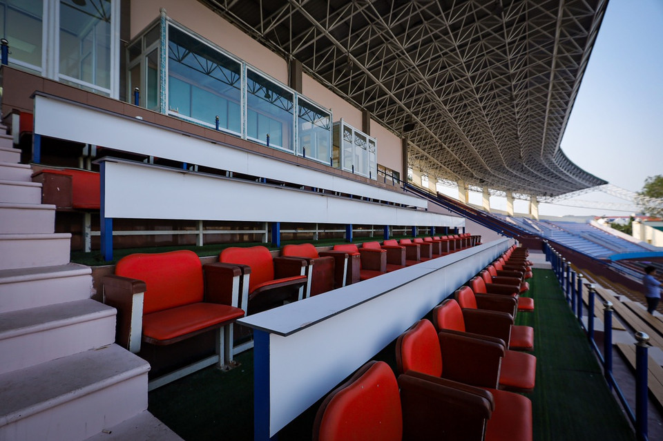 Khu vực ghế ngồi VIP đã được dọn dẹp nhằm tiếp đón nhiều lãnh đạo cấp cao trong nước và khu vực. (Ảnh: PV/Vietnam+)