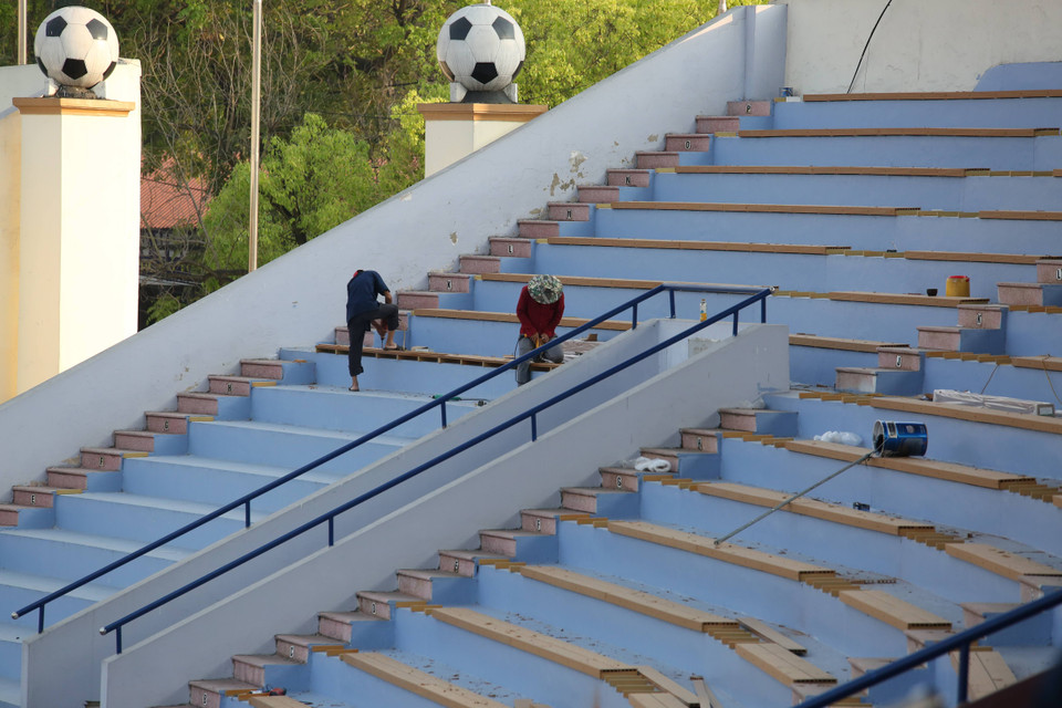 Khu vực khán đài tiếp tục được hoàn thiện từ nay cho tới trước khi môn bóng đá nam khởi tranh vào ngày 6/5 sắp tới. (Ảnh: PV/Vietnam+)