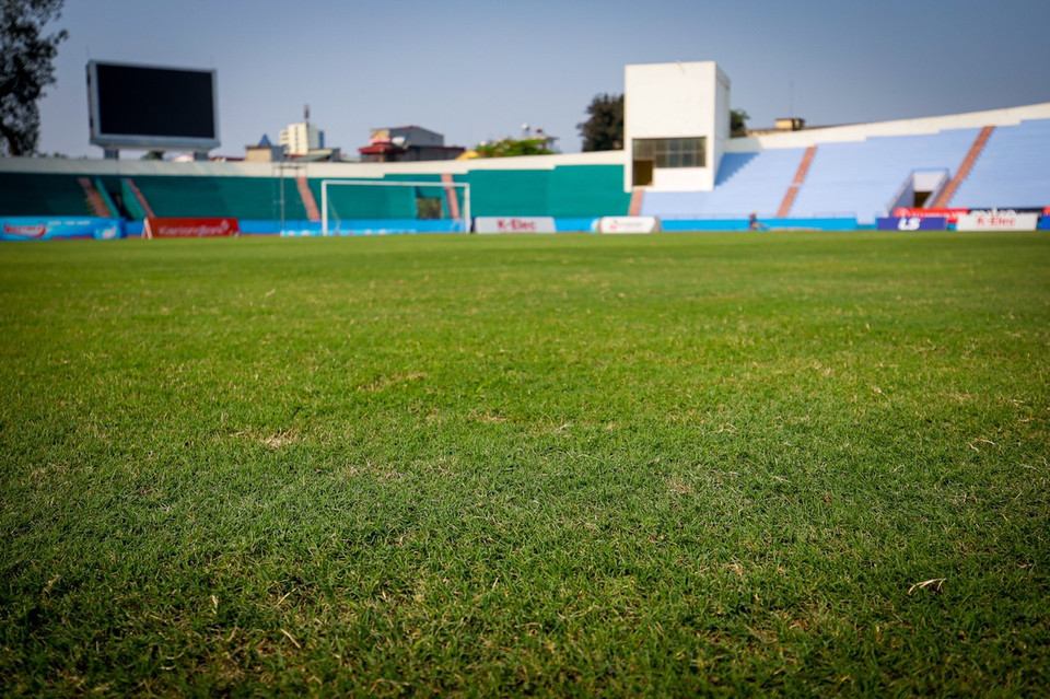 Từ nay đến thời điểm diễn ra SEA Games 31, mặt cỏ thi đấu vẫn tiếp tục được duy trì tu sửa, bảo dưỡng nhằm đảm bảo tiêu chuẩn thi đấu quốc tế. (Ảnh: PV/Vietnam+)