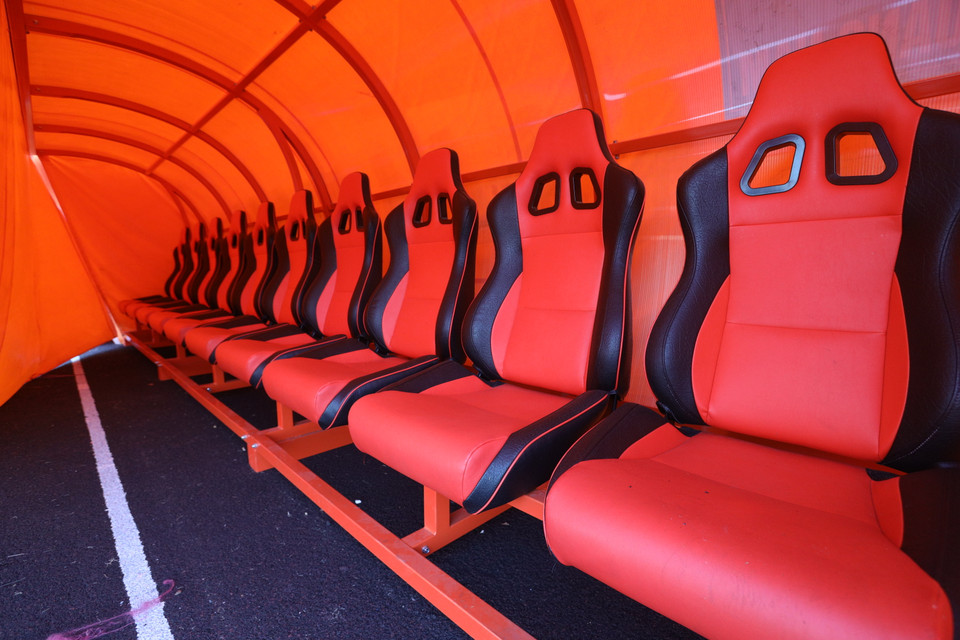 Cận cảnh vị trí ghế ngồi dành cho ban huấn luyện và cầu thủ hai đội trên sân. (Ảnh: PV/Vietnam+)