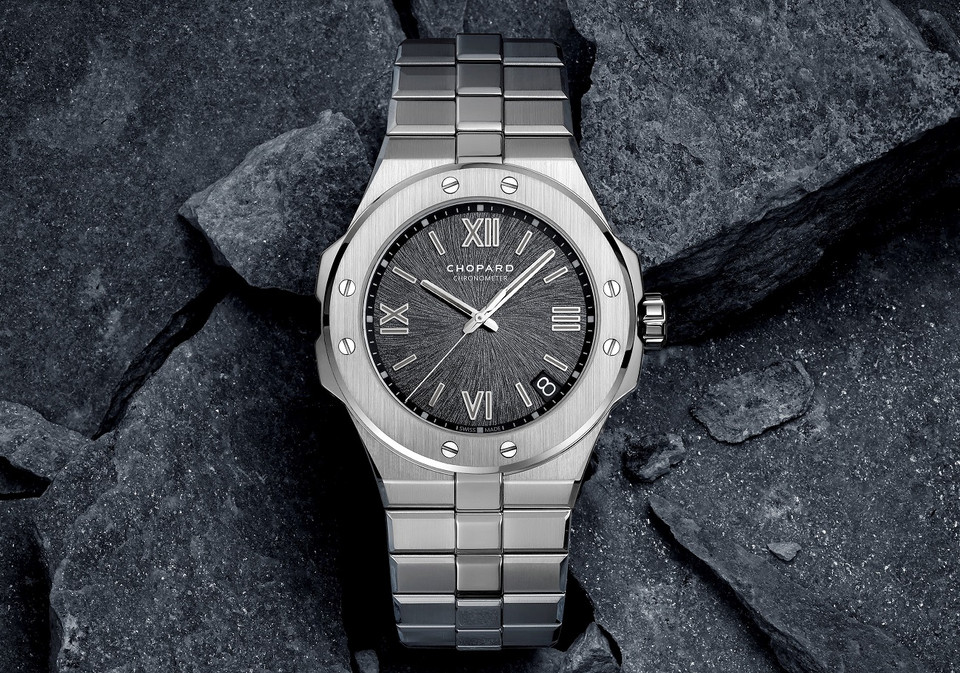 Bộ sưu tập Alpine Eagle mới của hãng đồng hồ danh tiếng Thụy Sỹ Chopard gây ấn tượng mạnh với loại vật liệu đắt đỏ, quý hiếm như vàng hay thép A223. Sự phóng khoáng, mạnh mẽ của chiếc đồng hồ xứng đáng làm bạn đồng hành của những “đại bàng đương đại” trên hành trình của chính họ. (Ảnh: CTV/Vietnam+)