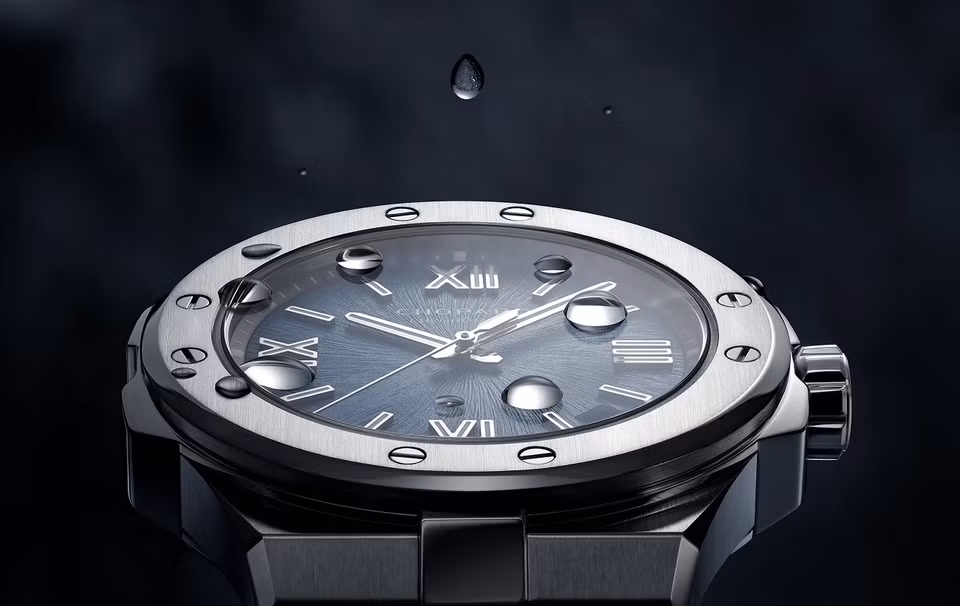 Vòng đệm của những chiếc Alpine Eagle được tô điểm bằng bốn cụm vít đôi đặt tại các góc 12h - 3h - 6h - 9h, với khe vít xếp thành một vòng tròn đồng tâm đề cao sự hoàn thiện chất lượng và mục đích thẩm mỹ. Bên cạnh đó, nhóm vít này cũng đảm bảo khả năng chống nước bền bỉ lên tới 100 mét. (Ảnh: CTV/Vietnam+)