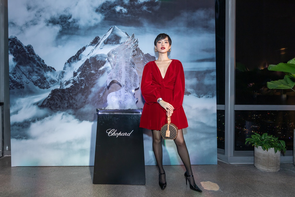 Cô nàng cá tính Khánh Linh quyến rũ trong chiếc đầm đỏ của Nhà thiết kế Lâm Gia Khang. (Ảnh: CTV/Vietnam+)